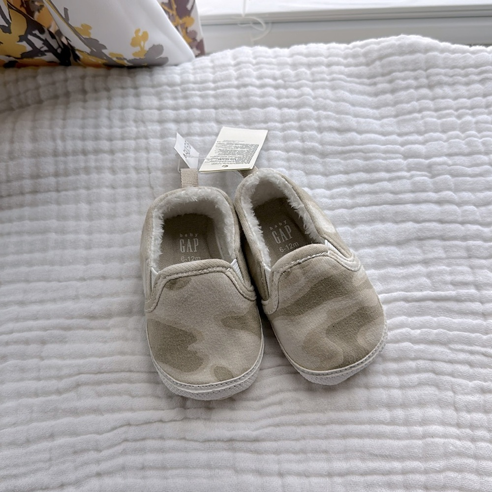 Baby GAP • NWT 6-12M Neutral Camo Soft Slip On Crib Shoes Beige Olive